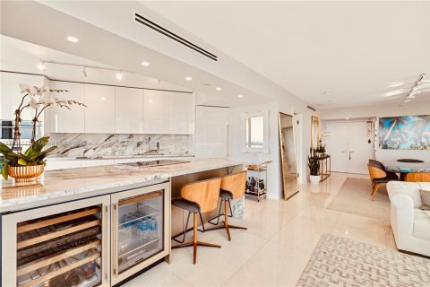 Condo in Miami, Florida, 2 bedrooms  № 1859890 - photo 9