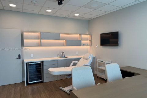 Immobilier commercial à vendre à Aventura, Floride № 2018996 - photo 8