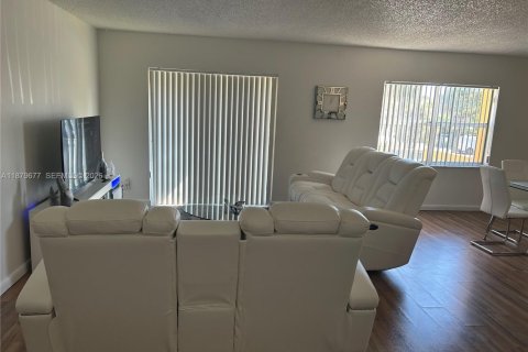 Condo in Hialeah, Florida, 2 bedrooms № 2189639 - photo 3