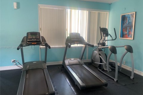 Condo in Hialeah, Florida, 2 bedrooms № 2189639 - photo 18