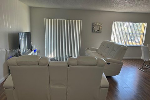 Condo in Hialeah, Florida, 2 bedrooms № 2189639 - photo 4