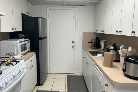 Condo in Hialeah, Florida, 2 bedrooms № 2189639 - photo 7