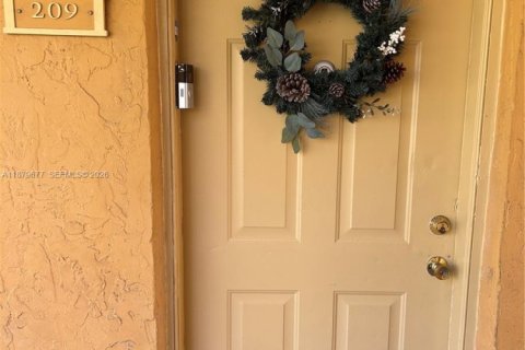 Condo in Hialeah, Florida, 2 bedrooms № 2189639 - photo 12