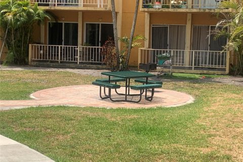 Condo in Hialeah, Florida, 2 bedrooms № 2189639 - photo 26