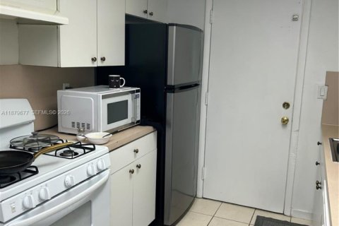 Condo in Hialeah, Florida, 2 bedrooms № 2189639 - photo 8