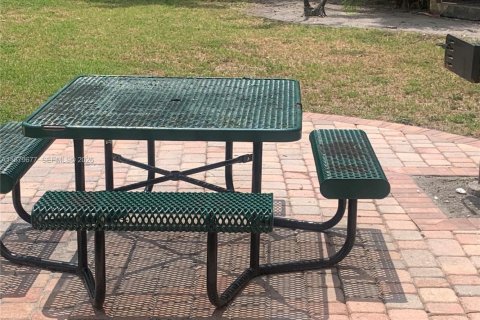 Condo in Hialeah, Florida, 2 bedrooms № 2189639 - photo 27