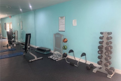 Condo in Hialeah, Florida, 2 bedrooms № 2189639 - photo 21