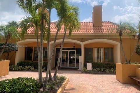 Condo in Hialeah, Florida, 2 bedrooms № 2189639 - photo 25