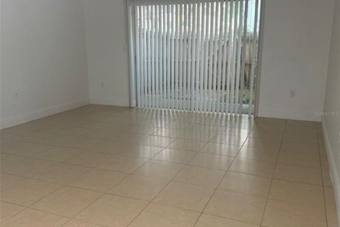 Снять в аренду таунхаус в Орландо, Флорида 4 комнаты, 107.21м2, № 1826910 - фото 3