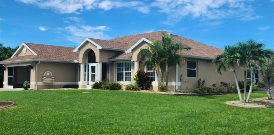 Casa en Port Charlotte, Florida 4 dormitorios, 208.01 m2 № 1895035