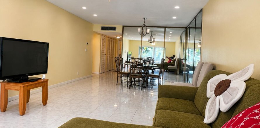 Condo in Lauderhill, Florida, 2 bedrooms  № 2177703