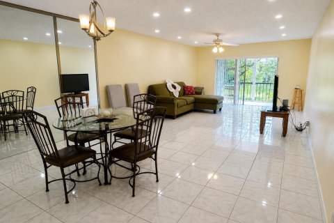 Condo in Lauderhill, Florida, 2 bedrooms  № 2177703 - photo 3