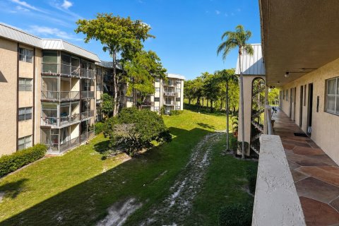 Condo in Lauderhill, Florida, 2 bedrooms  № 2177703 - photo 4