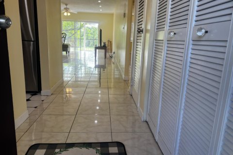 Condo in Lauderhill, Florida, 2 bedrooms  № 2177703 - photo 2