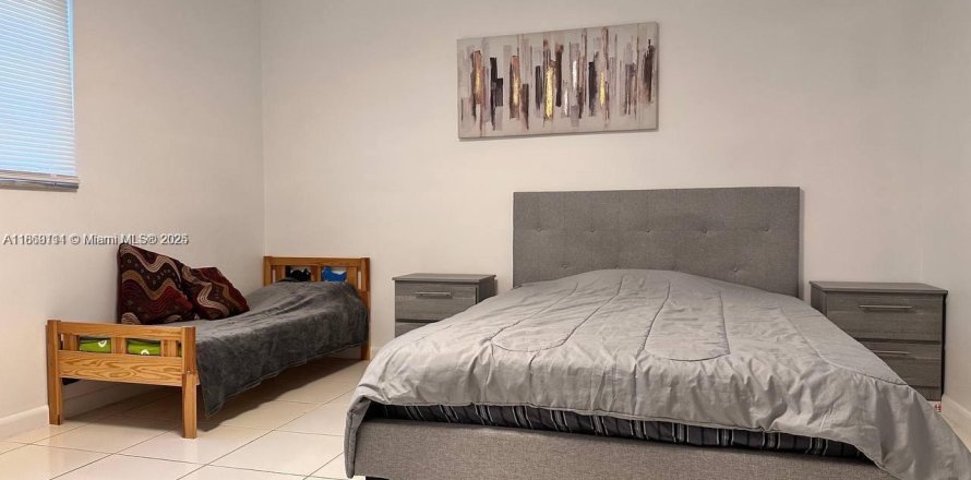 Condominio en Hallandale Beach, Florida, 1 dormitorio  № 1979658