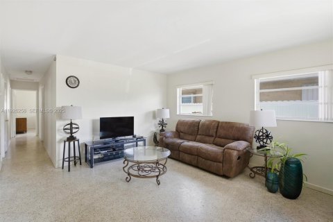 House in Miami, Florida 3 bedrooms, 130.62 sq.m. № 1984578 - photo 10