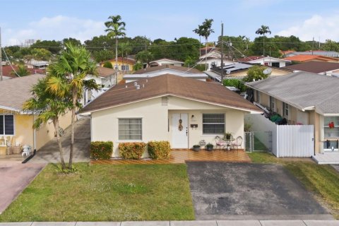 House in Miami, Florida 3 bedrooms, 130.62 sq.m. № 1984578 - photo 2