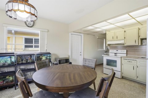 House in Miami, Florida 3 bedrooms, 130.62 sq.m. № 1984578 - photo 12