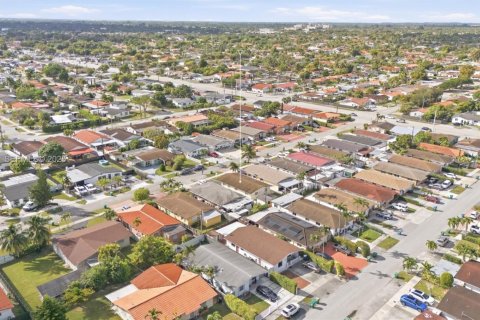 House in Miami, Florida 3 bedrooms, 130.62 sq.m. № 1984578 - photo 26