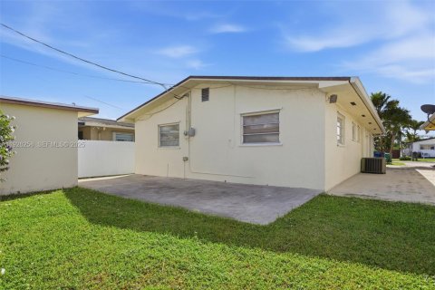 House in Miami, Florida 3 bedrooms, 130.62 sq.m. № 1984578 - photo 5