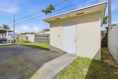 House in Miami, Florida 3 bedrooms, 130.62 sq.m. № 1984578 - photo 9