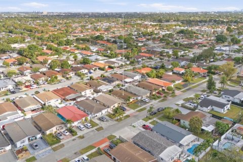 House in Miami, Florida 3 bedrooms, 130.62 sq.m. № 1984578 - photo 30