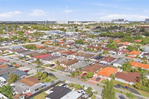 House in Miami, Florida 3 bedrooms, 130.62 sq.m. № 1984578 - photo 25