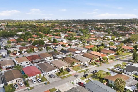 House in Miami, Florida 3 bedrooms, 130.62 sq.m. № 1984578 - photo 24