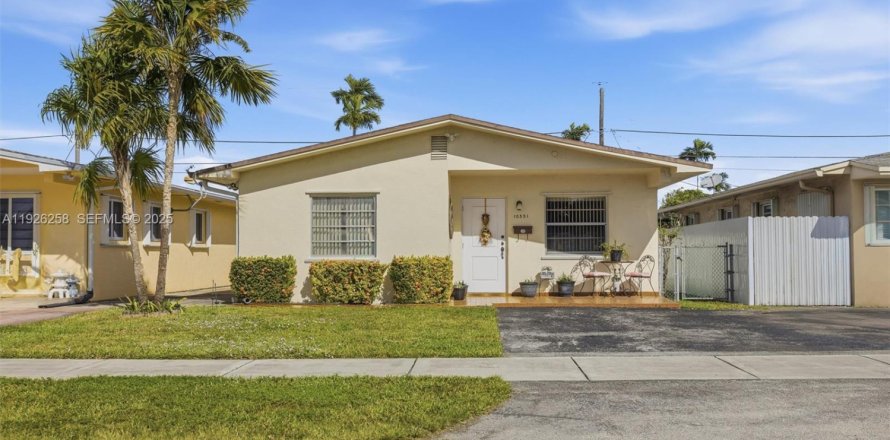 House in Miami, Florida 3 bedrooms, 130.62 sq.m. № 1984578