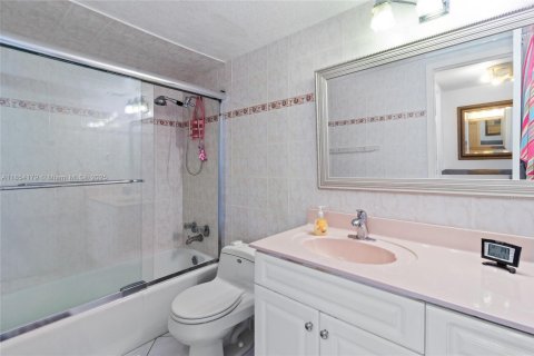 Copropriété à vendre à Hallandale Beach, Floride: 2 chambres, 102.19 m2 № 1963211 - photo 12