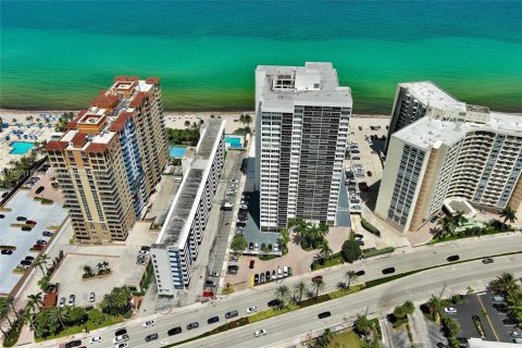 Copropriété à vendre à Hallandale Beach, Floride: 2 chambres, 102.19 m2 № 1963211 - photo 1