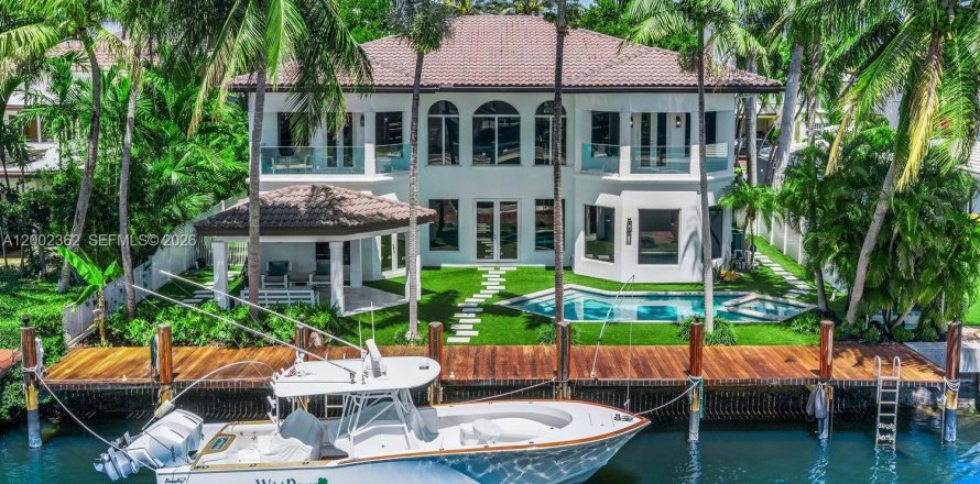House in Fort Lauderdale, Florida 6 bedrooms, 429.39 sq.m. № 2068859