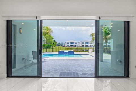 House in Boca Raton, Florida 5 bedrooms, 428.19 sq.m. № 1878402 - photo 9