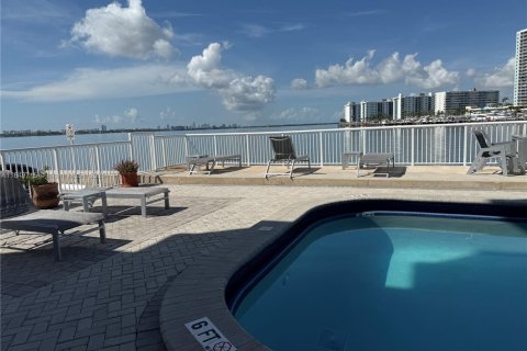 Купить кондоминиум в Майами-Бич, Флорида 1 спальня, 67.82м2, № 1957774 - фото 1