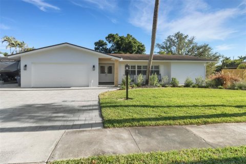 House in Fort Myers, Florida 3 bedrooms, 171.96 sq.m. № 1734380 - photo 1