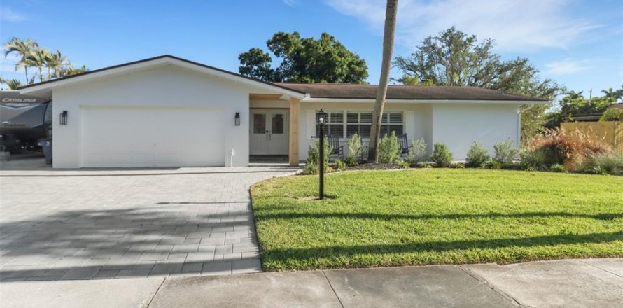 House in Fort Myers, Florida 3 bedrooms, 171.96 sq.m. № 1734380