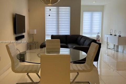 Снять в аренду кондоминиум в Дорал, Флорида 3 спальни, 169.18м2, № 2006401 - фото 3