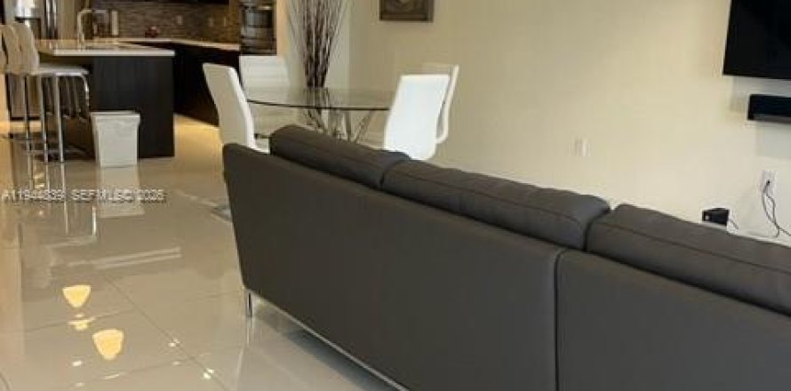 Кондоминиум с 3 спальнями в Дорал, Флорида в LANDMARK № 2006401