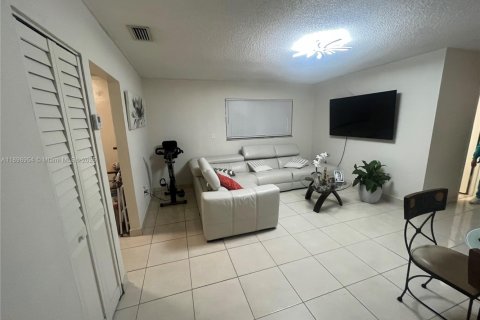 Immobilier commercial à vendre à Hialeah, Floride: 154.12 m2 № 2014759 - photo 5