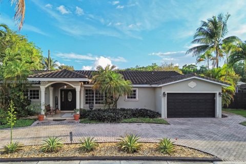 House in Miami Lakes, Florida 4 bedrooms, 195.09 sq.m. № 2050143