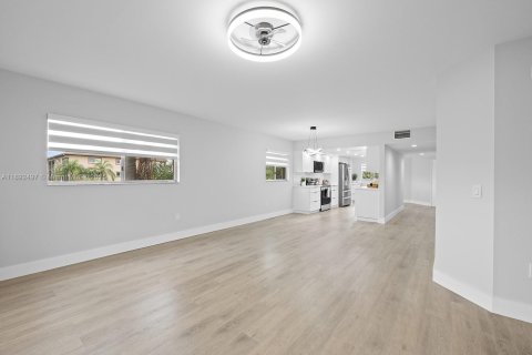 Condominio en venta en Pembroke Pines, Florida, 2 dormitorios, 142.42 m2 № 1948521 - foto 6