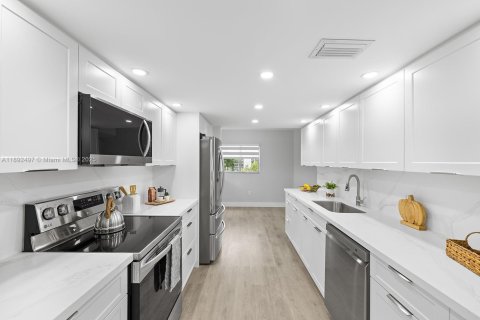 Condominio en venta en Pembroke Pines, Florida, 2 dormitorios, 142.42 m2 № 1948521 - foto 2