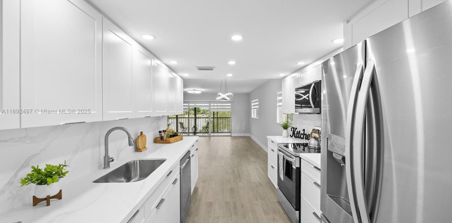 Condominio en Pembroke Pines, Florida, 2 dormitorios № 1948521