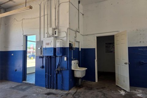 Propiedad comercial en alquiler en Tampa, Florida, 158.03 m2 № 1773973 - foto 3