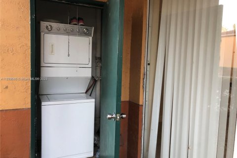 Condominio en alquiler en Plantation, Florida, 2 dormitorios, 87.33 m2 № 1925388 - foto 15