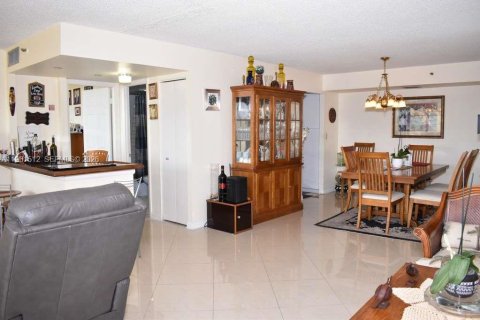 Casa en venta en Pembroke Pines, Florida, 3 dormitorios, 121.7 m2 № 2025090 - foto 2
