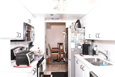 Casa en venta en Pembroke Pines, Florida, 3 dormitorios, 121.7 m2 № 2025090 - foto 10