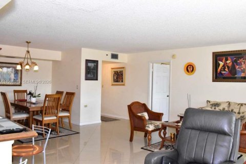 Casa en venta en Pembroke Pines, Florida, 3 dormitorios, 121.7 m2 № 2025090 - foto 3