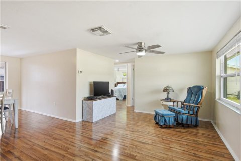 House in Port Richey, Florida 2 bedrooms, 113.53 sq.m. № 2117880 - photo 9