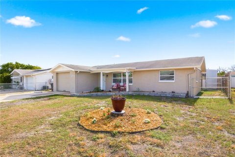 House in Port Richey, Florida 2 bedrooms, 113.53 sq.m. № 2117880 - photo 2